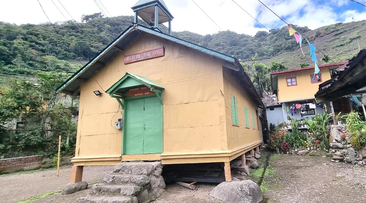 Die einfache katholische Kirche im Dorf Batad. Im Hintergrund sind die Terrassen erkennbar / Josef Wilfing SDS Die einfache katholische Kirche im Dorf Batad. Im Hintergrund sind die Terrassen erkennbar