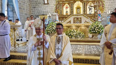 Nach der Weihe: P. Jeremias mit Bischof Reynaldo von Imus; links Br. Seven (Viet), rechts P. James (Phil), dahinter P. Paul (Viet)