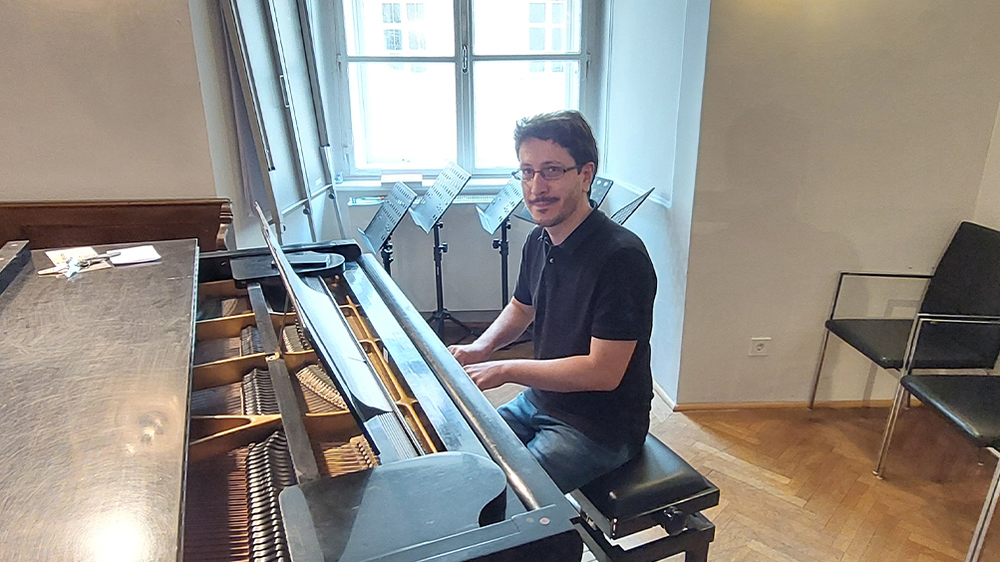 Manuel Schuen hatte einen musikalischen Abschiedsgruß für P. Salvator Mselle vorbereitet