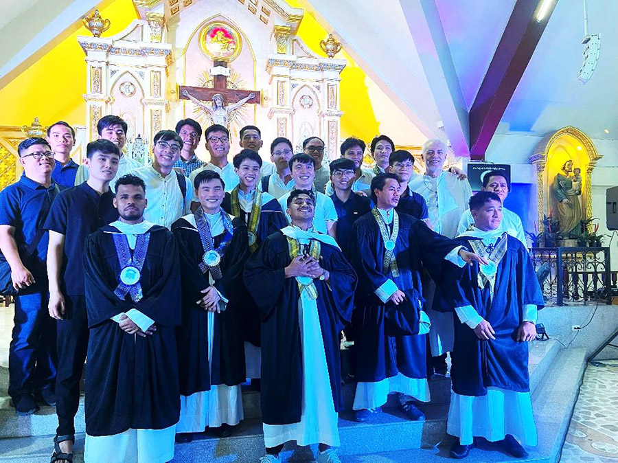 Sechs von unseren Graduates mit den Novizen in der Kirche von La Salette. / Josef Wilfing SDS Sechs von unseren Graduates mit den Novizen in der Kirche von La Salette.