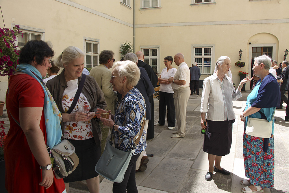 Agape im Innenhof des Kollegs St. Michael