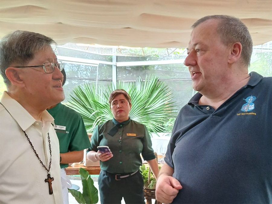 Kardinal Tagle im Gespräch mit P. Hubert. / Josef Wilfing SDS Kardinal Tagle im Gespräch mit P. Hubert.