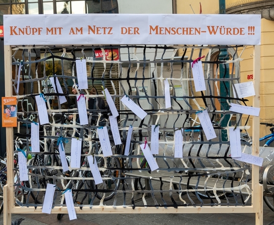 Einladung am Netz der Menschenwürde mitzuknüpfen. 20191018 Veranstaltung gegen Menschenhandel / Martin Eder Einladung am Netz der Menschenwürde mitzuknüpfen. 20191018 Veranstaltung gegen Menschenhandel