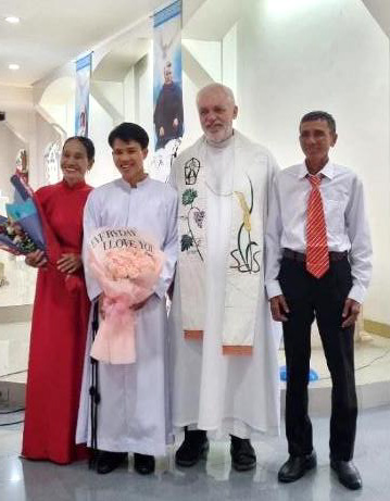 Br. Simon (Vietnam) mit seinen Eltern nach der 1. Profess. Er ist mein Haarschneider (perfekt).