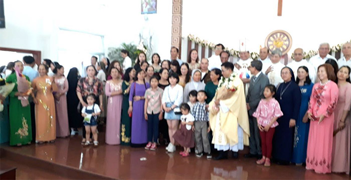 P. Josef, einer der drei, mit Familie, manche der Frauen in den langen traditionellen Gewändern.
