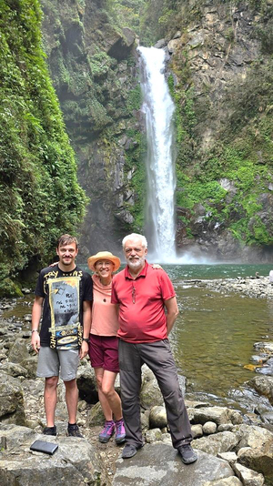 Mit Manuel und Ulrike vor dem Wasserfall - noch  nicht erschöpft.