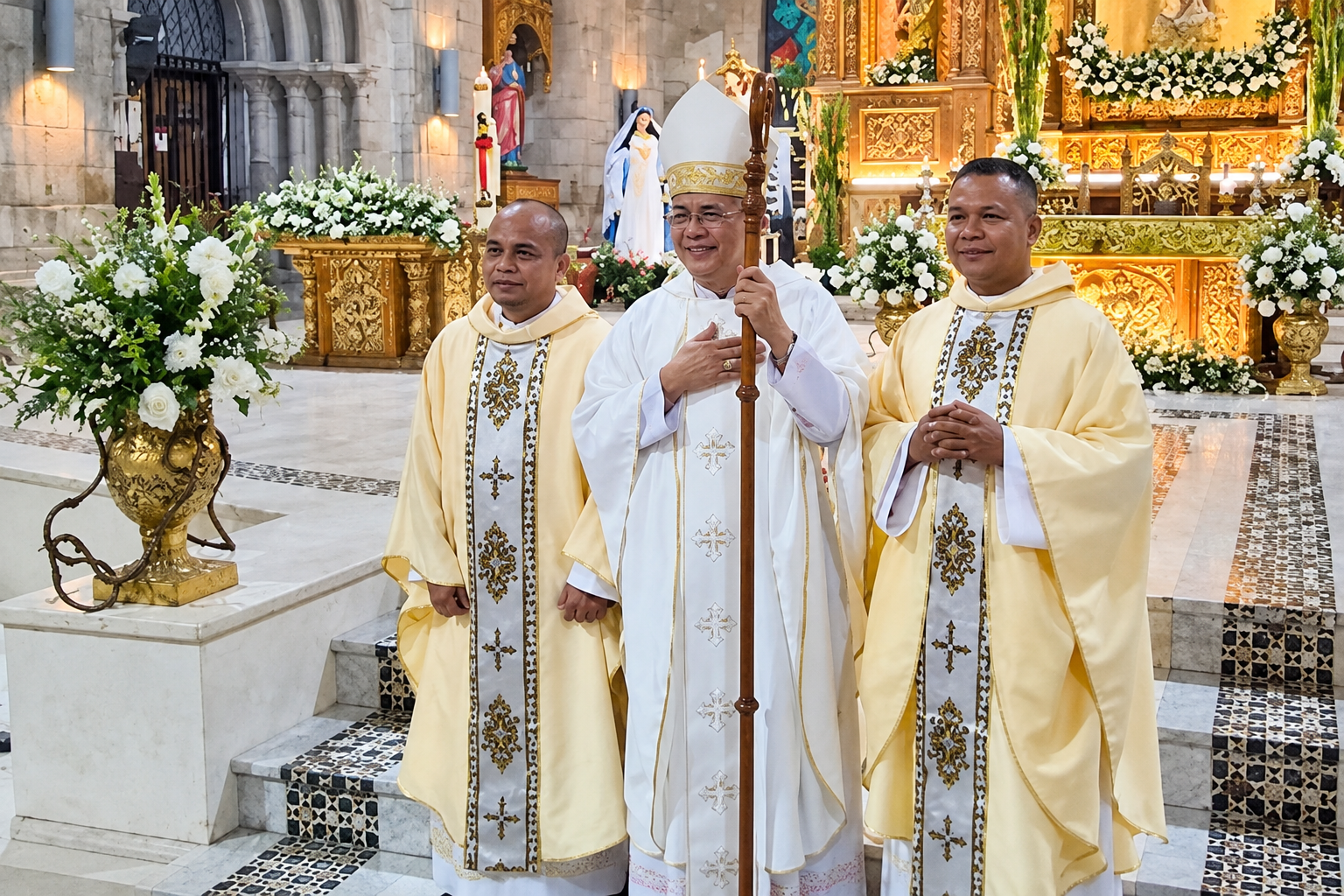 Priesterweihe in Naic: P. Richard und P. Lorensius gemeinsam mit dem Bischof nach ihrer Priesterweihe am 18. April in der Pfarrkirche von Naic auf den Philippinen.