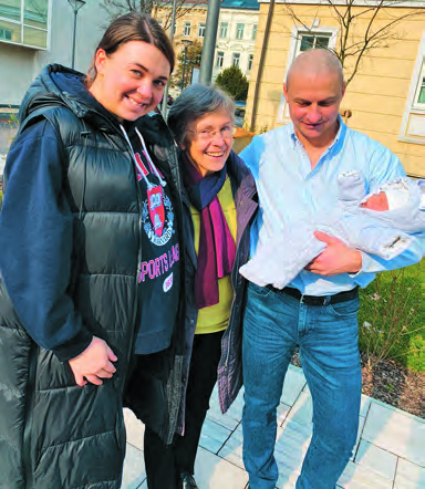 Polinas Eltern mit Schwester Edith und dem Neugeborenen.