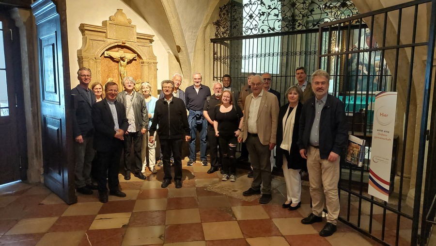 P. Peter van Meijl (5.v.r.) führte durch die Michaelerkirche und Kolleg und vermittelte zahlreiche Einblicke in die gemeinsame Geschichte von Barnabiten und Salvatorianer. / (c) Salvatorianer/Robert Sonnleitner P. Peter van Meijl (5.v.r.) führte durch die Michaelerkirche und Kolleg und vermittelte zahlreiche Einblicke in die gemeinsame Geschichte von Barnabiten und Salvatorianer.