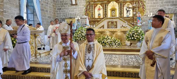 Nach der Weihe: P. Jeremias mit Bischof Reynaldo von Imus; links Br. Seven (Viet), rechts P. James (Phil), dahinter P. Paul (Viet)