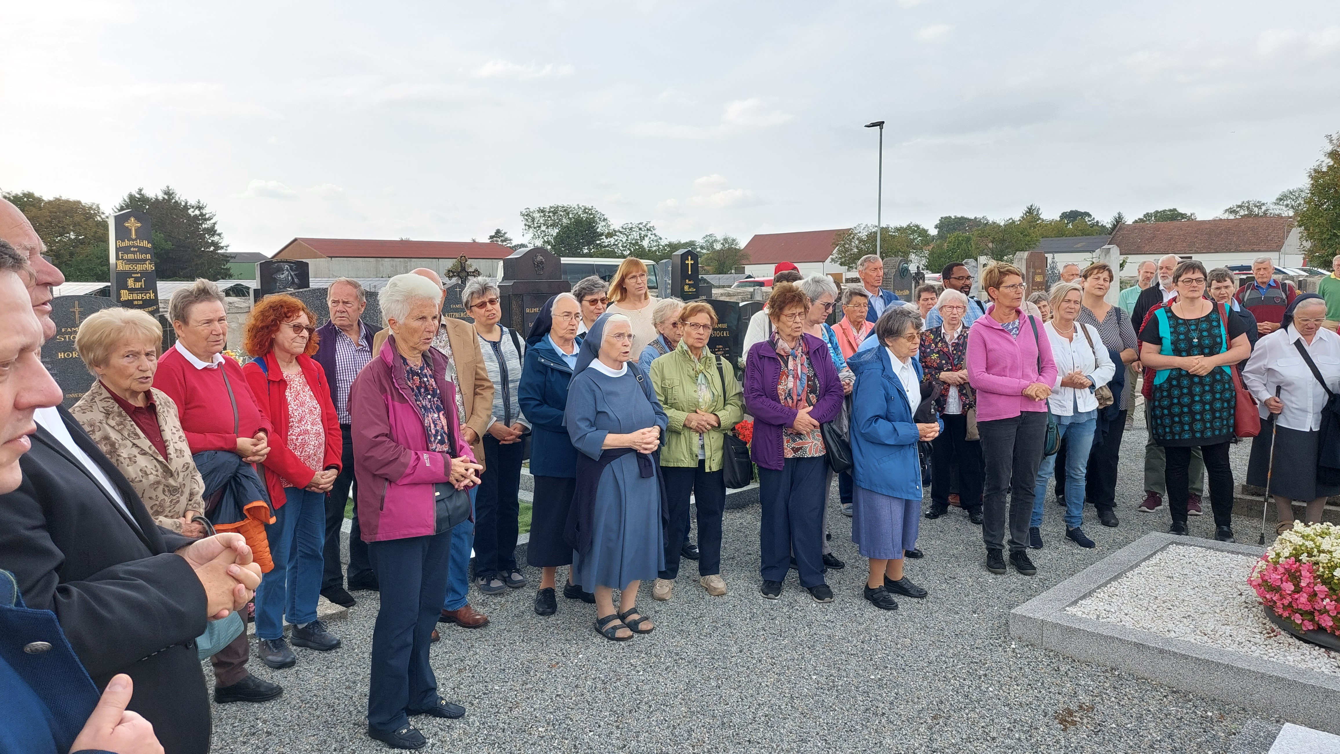 Auf dem Friedhof von Margarethen am Moos wurde den verstorbenen Salvatorianern gedacht. 