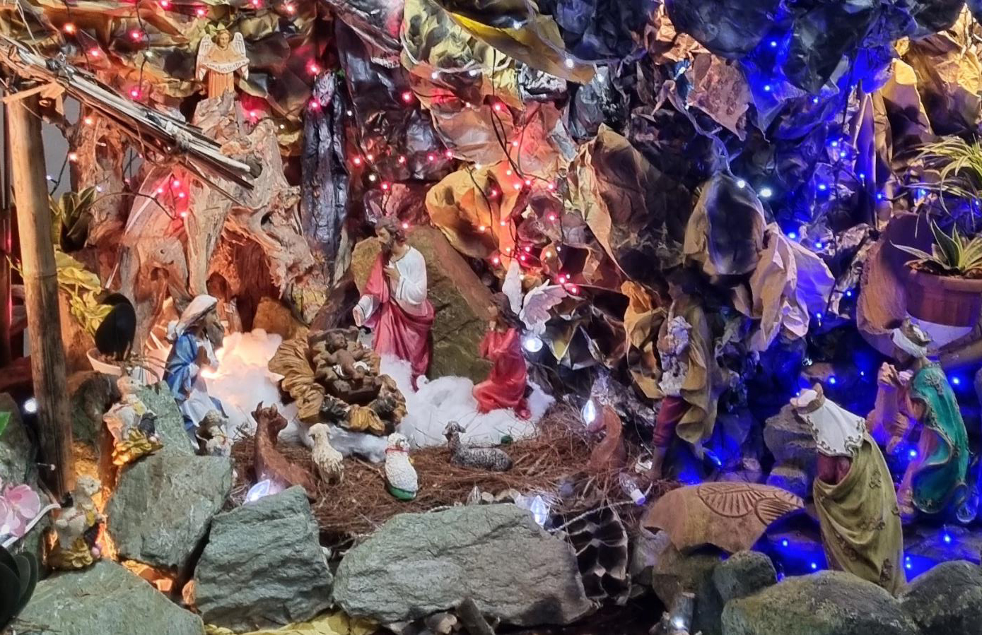 Die Weihnachtslandschaft der Vietnamesen -im Bild etwas unübersichtlich, mit Schneemann und Rentieren, li. vorne.