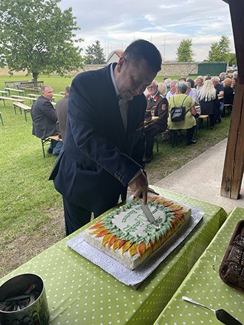Die Torte wird angeschnitten