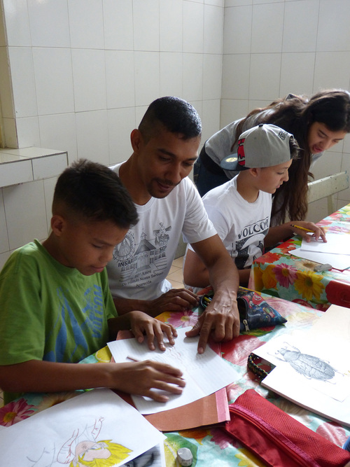 Der Salvatorianer P. Luis Domingo Diaz hilft Kindern in Caracas