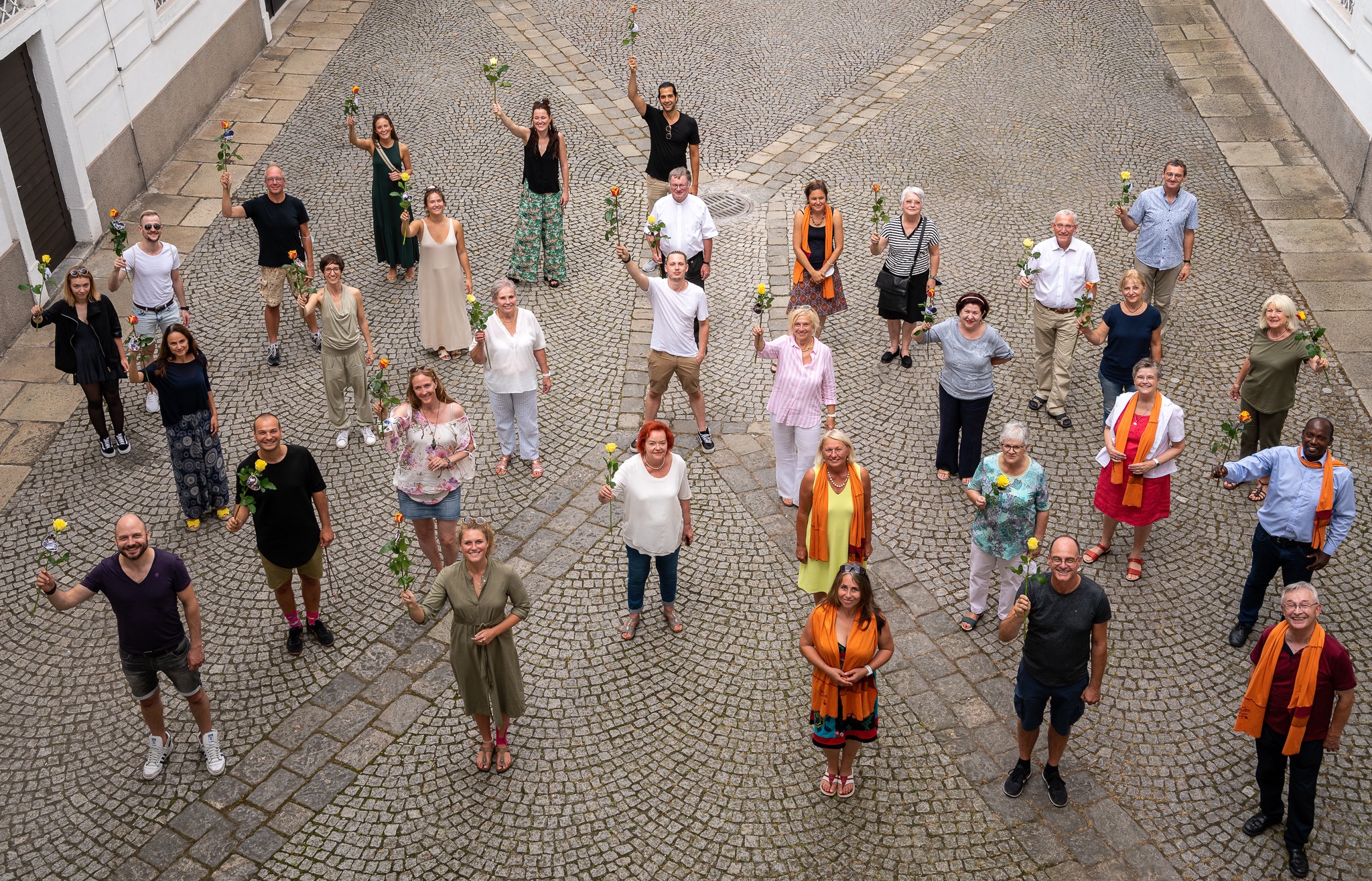 Am Nachmittag des 22. August 2020 fanden sich über 20 Ensemblemitglieder und MitarbeiterInnen des Linzer Musiktheaters im Innenhof des Linzer Bischofshofs ein