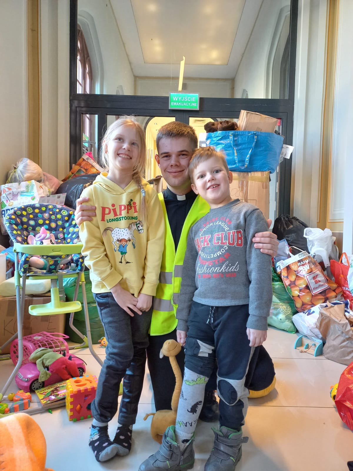 Kinder in Pristerseminar Bagno