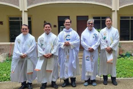 Fr. Joselito (Pfarrer), Fr. Christoph (Slumschule), Fr. Wilson (Superior), Fr. Viony (Novizenmeister), Fr. Florencio (Sekretär)