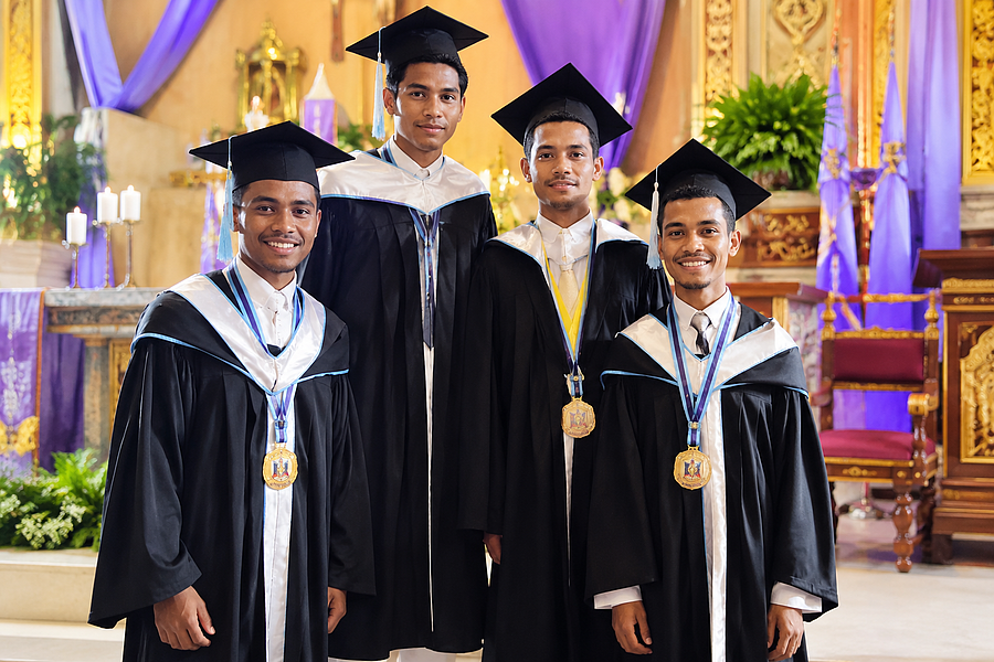 Vier Studenten aus Osttimor bei der Graduierungsfeier zum Abschluss des Schuljahres.