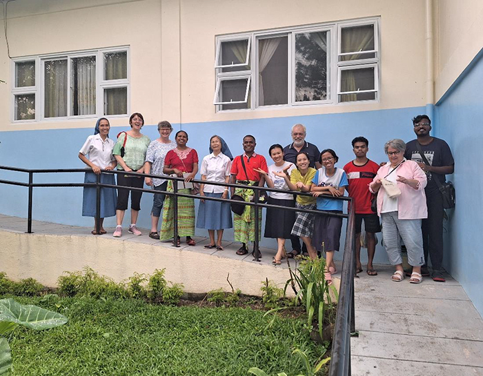 Vor dem Noviziat der Salvatorianerinnen: Sr. Alona, Christine, Andrea, Mutter von P. Cyrilus, Sr. Soledad, Vater von P. Cyrilus, Novizinnen Kinh, Tran und Hanna, Fabio, Maria, Ritesh (Indien). / Josef Wilfing SDS Vor dem Noviziat der Salvatorianerinnen: Sr. Alona, Christine, Andrea, Mutter von P. Cyrilus, Sr. Soledad, Vater von P. Cyrilus, Novizinnen Kinh, Tran und Hanna, Fabio, Maria, Ritesh (Indien).
