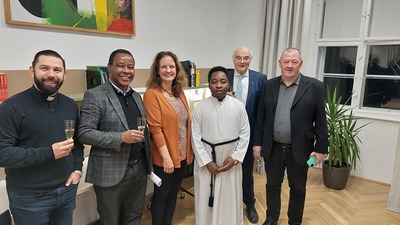 V.l.n.r.: P. Provinzial Márton Gál, P. Michael Tesha (Generalat Rom), Daniela Sommer-Neustifter (wissenschaftliche Mitarbeiterin des Instituts), P. Cypriano Kikoti SDS (Student), P. Peter van Meijl (Direktor) und P. Hubert Kranz SDS (Generalat Rom)