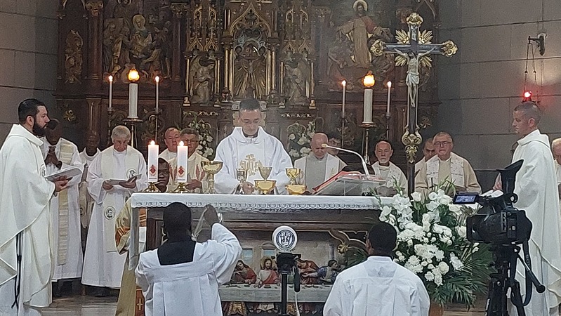 Mit großer Freude haben die Salvatorianer und die Pfarrgemeinde in Temeswar am 5. Juli 2026 die Primiz des Salvatorianers P. Adrian Hafner SDS gefeiert