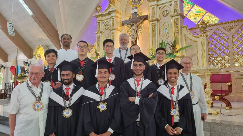 Die Neun mit P. Hermann, P. Theeban, mir und P. Adam. 4 mit Hut - normaler  Studiengang (4 Jahre), 5 ohne Hut (hatten schon einen Collegeabschluss in ihrem Land  (2 Vietnam, 3 China) und mussten nur noch Ergänzungsfächer belegen: 2 Jahre