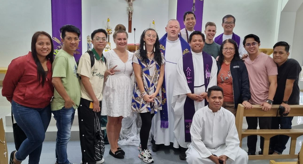Hubert nach der Abschiedsmesse mit den Mitarbeitern der Slumschule, drei Freiwilligen, zwei davon aus Österreich und Br. Jeremias (noch nicht Diakon) / Josef Wilfing SDS Hubert nach der Abschiedsmesse mit den Mitarbeitern der Slumschule, drei Freiwilligen, zwei davon aus Österreich und Br. Jeremias (noch nicht Diakon)
