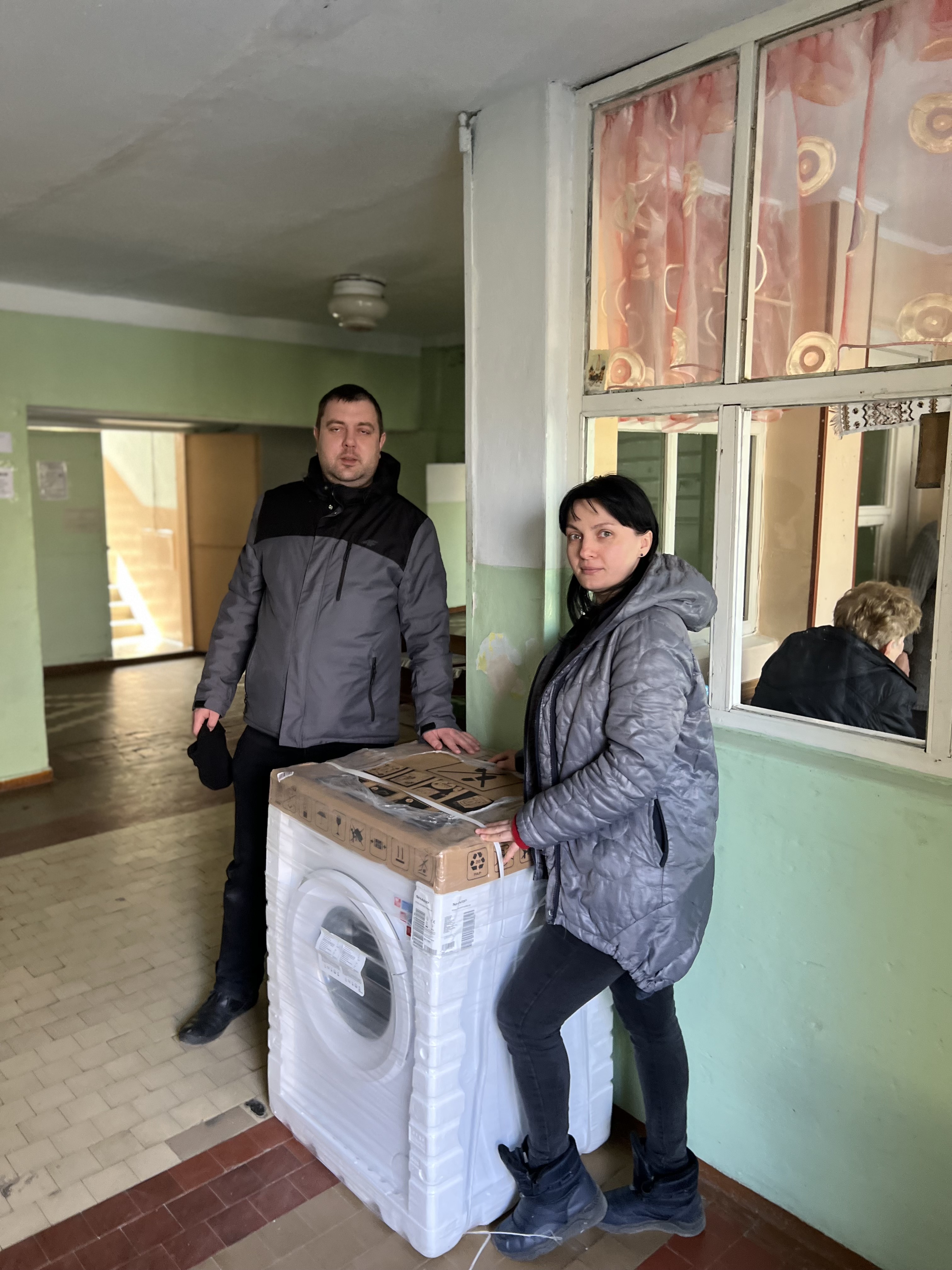Übergabe der Waschmaschine / Salvatorianer weltweit Übergabe der Waschmaschine