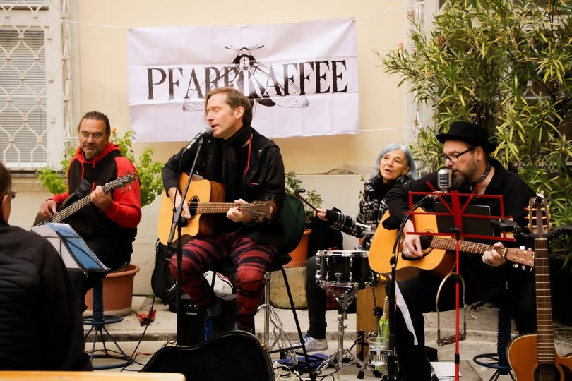 Die Band 'Pfarrkaffee' sorgte am Flohmarkt für Stimmung / SDS/Manu Nitsch Die Band 'Pfarrkaffee' sorgte am Flohmarkt für Stimmung