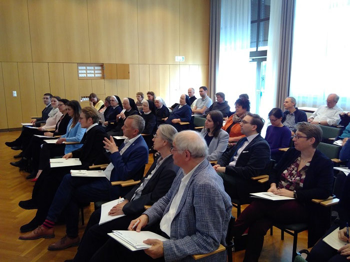 Sr. Ulrike Musick und P. Peter van Meijl waren unter den TeilnehmerInnen der Jahresversammlung