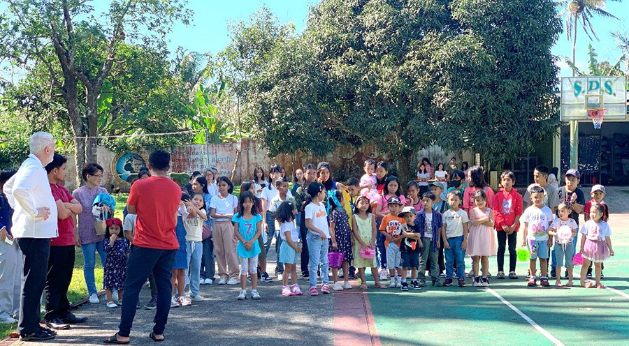 'Ostereiersuchen' am Ostersonntag, organisiert von der Jugend für die Kinder.
