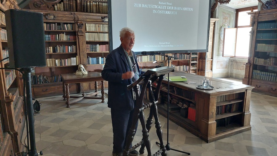 Prof. Richard Bösel referierte über die Niederlassungen der Barnabiten in Österreich und präsentierte neue Forschungsergebnisse zu deren Baugeschichte. / (c) Salvatorianer/Robert Sonnleitner Prof. Richard Bösel referierte über die Niederlassungen der Barnabiten in Österreich und präsentierte neue Forschungsergebnisse zu deren Baugeschichte.