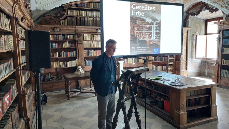 Martin Kolozs, Mitarbeiter im Provinzarchiv und Herausgeber des neuen Buches 'Geteiltes Erbe' eröffnete das Symposion am Nachmittag.