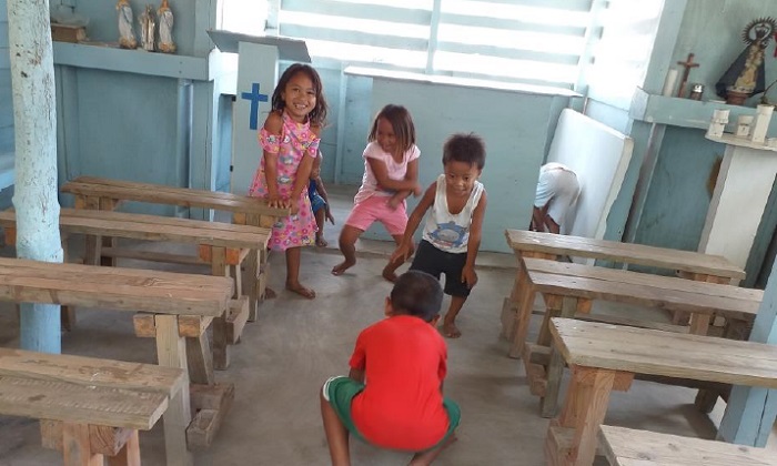 Die Kinder spielen in der Kapelle