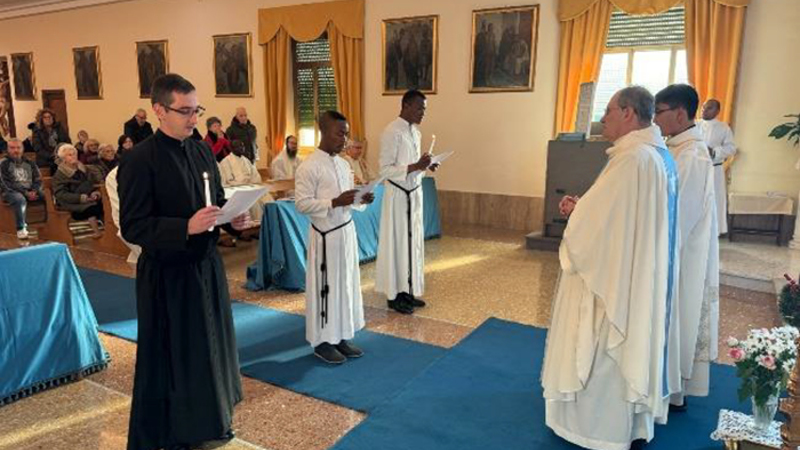 Fr. Adrian Hafner (links) erneuerte am 8. Dezember 2023 in Rom sein Gelübde / Lettera circolare/Rundbrief N. 20 Fr. Adrian Hafner (links) erneuerte am 8. Dezember 2023 in Rom sein Gelübde