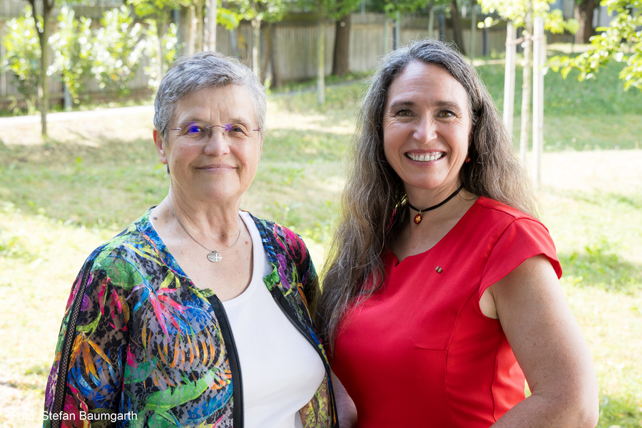Moderatorin Sr. Maria Schlackl SDS und Inge Bell