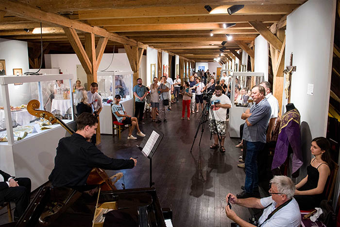 Ausstellung „100 Jahre Pfarrkirche Herz Jesu in Elisabethstadt'