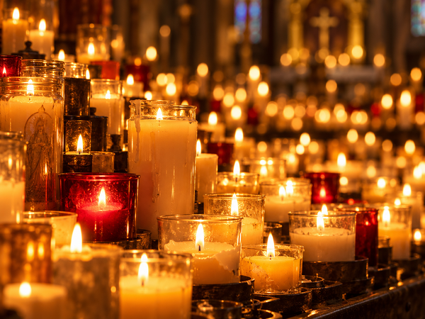 Kerzenlicht in der Kapelle