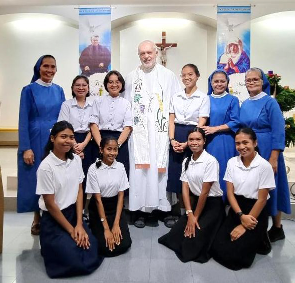 Am Gründungstag mit den Salvatorianerinnen: Sr. Alona, Novizenmeisterin, Sr. Adel, für die Kandidatinnen, Sr. Olimpia ist Assistentin, die auch in Österreich bekannt ist. Drei Postulantinnen von Vietnam, je zwei Kandidatinnen von Indonesien und Ost-T