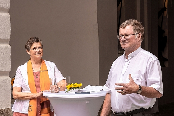 Salvatorianerin Sr. Maria Schlackl und Bischof Manfred Scheuer begrüßen die Gäste im Bischofshof am 22. August 2020 beim Dankfest für Musiktheater Linz / Martin Eder Salvatorianerin Sr. Maria Schlackl und Bischof Manfred Scheuer begrüßen die Gäste im Bischofshof am 22. August 2020 beim Dankfest für Musiktheater Linz
