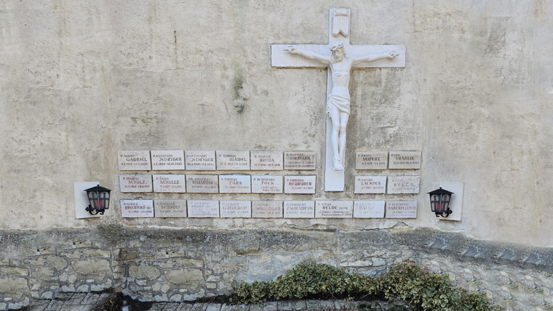 Priestergrab der Salvatorianer in Mistelbach (Pfarrkirche St. Martin)