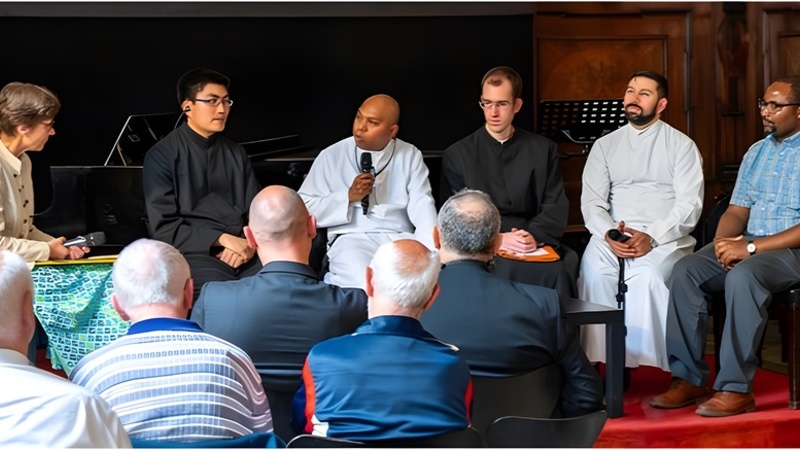 Sr. Christine Rod MC interviewt drei Scholastiker des internationalen Ausbildungshauses Tor de‘ Cenci, Rom (Fr. Joseph Hoa aus Vietnam, Fr. Gabriel da Costa aus Osttimor, Fr. Stefaan Peetermans aus Belgien) sowie P. Márton Gál aus Temeswar und P. Sal