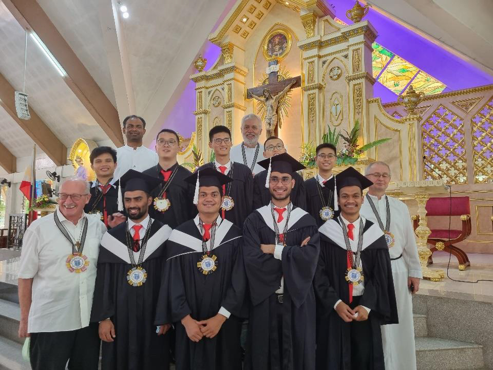 Die Neun mit P. Hermann, P. Theeban, mir und P. Adam. 4 mit Hut - normaler  Studiengang (4 Jahre), 5 ohne Hut (hatten schon einen Collegeabschluss in ihrem Land  (2 Vietnam, 3 China) und mussten nur noch Ergänzungsfächer belegen: 2 Jahre