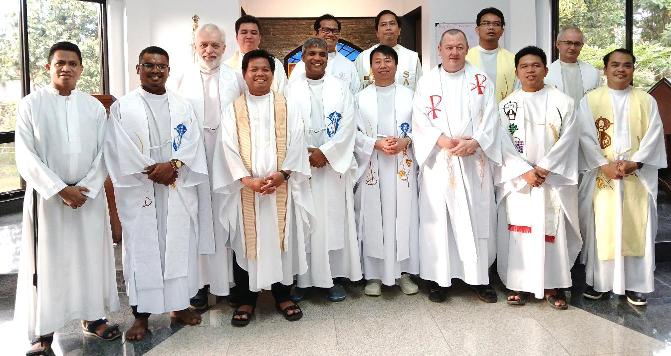 Von links: Br. Jeremias (Ost-Timor), P. Cyrilus (Indonesien), (ich), P. Christopher (PH, Slumschule), P. Michael (PH, Kaplan), P. Vinoy (IN, Novizenmeister), P. Wilson (PH, in Indonesien), P. Joseph Zhou (CH, Xiamen), P. Florencio (PH; Berufungspas / Josef Wilfing SDS Von links: Br. Jeremias (Ost-Timor), P. Cyrilus (Indonesien), (ich), P. Christopher (PH, Slumschule), P. Michael (PH, Kaplan), P. Vinoy (IN, Novizenmeister), P. Wilson (PH, in Indonesien), P. Joseph Zhou (CH, Xiamen), P. Florencio (PH; Berufungspas