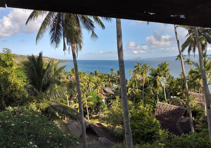 Auf Mindoro: Blick vom Balkon über die Anlage mit kleinen Häusern zum Meer.