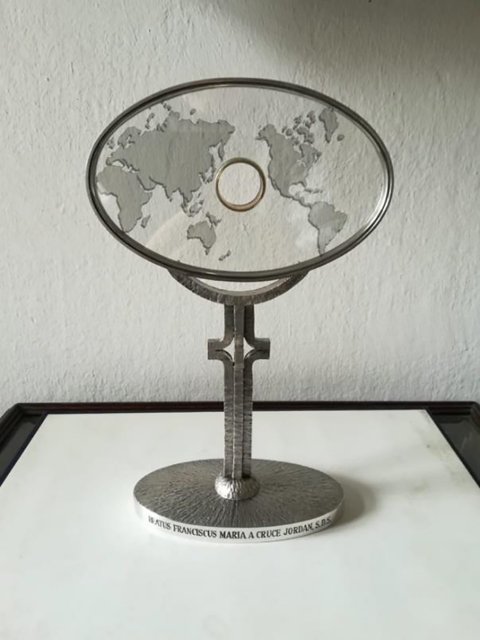Eine Darstellung, die herausfordert „unsere Welt“ neu zu denken. / Sr. Heidrun Bauer Eine Darstellung, die herausfordert „unsere Welt“ neu zu denken.