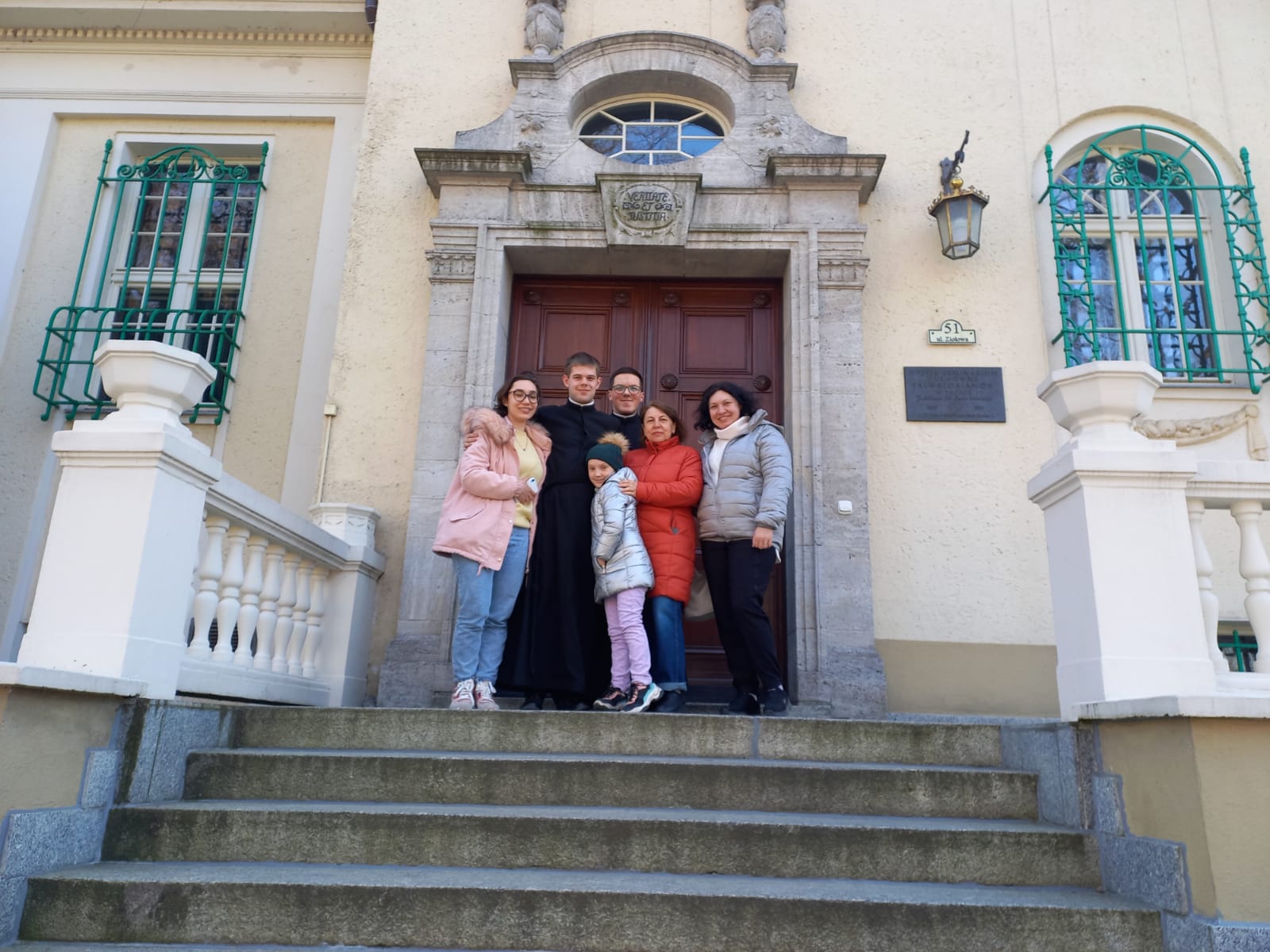 Familien im Priesterseminar vor dem Haupteingang