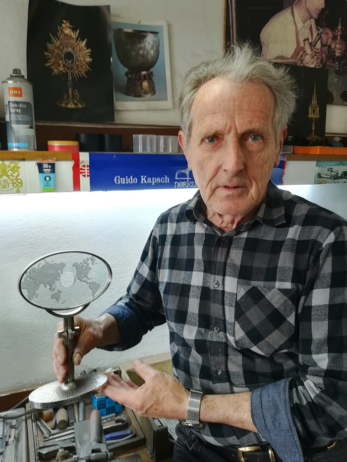 Der kunstfertige Goldschmied Guido Kapsch aus Klagenfurt ist der Schöpfer des Reliquiars. / Sr. Heidrun Bauer Der kunstfertige Goldschmied Guido Kapsch aus Klagenfurt ist der Schöpfer des Reliquiars.