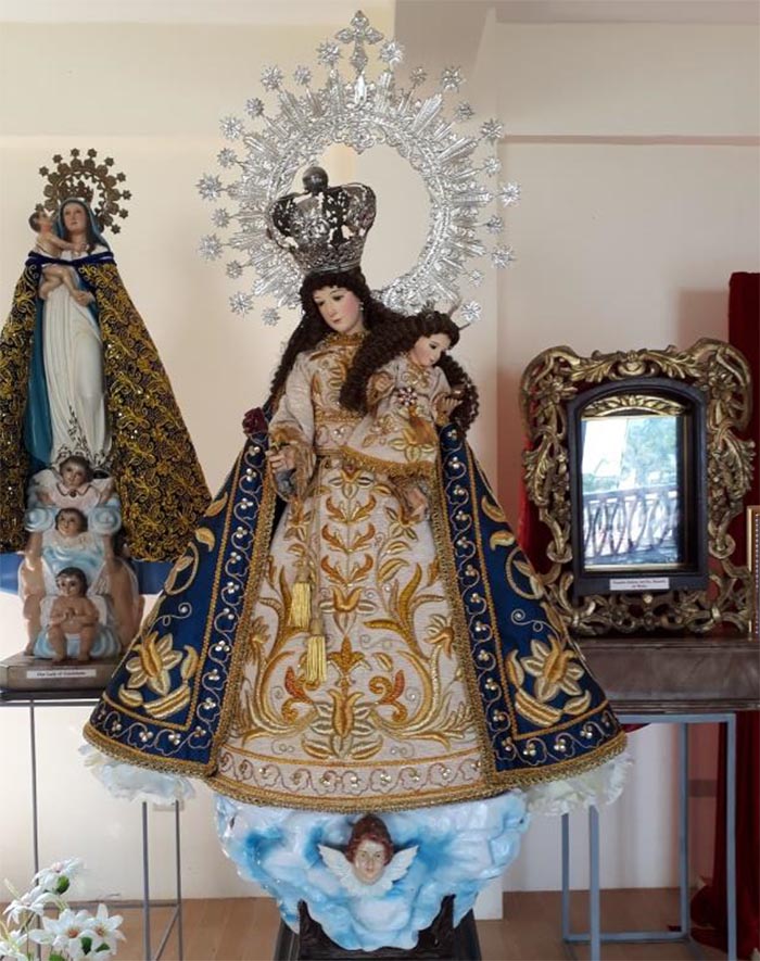 Marienfiguren auf den Philippinen - zwei Beispiele von vielleicht 50 oder mehr 