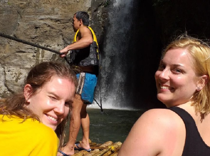 Simone und Tina beim Wasserfall (halb verdeckt)